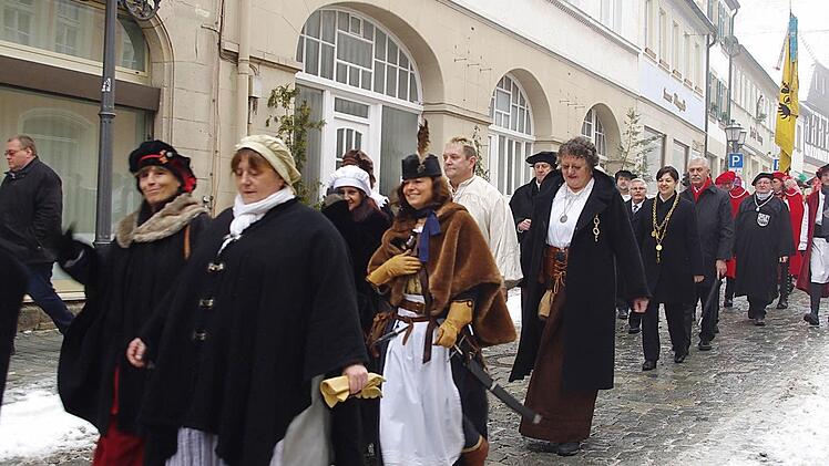Die historischen Gruppen zogen vom Alten Rathaus zur Stadtpfarrkirche. Foto: Heike Schülein