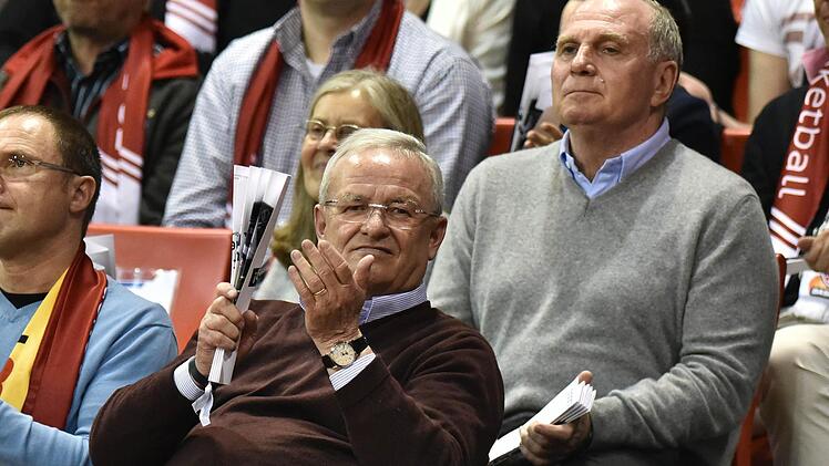 Der ehemalige Vorstandsvorsitzende von VW, Martin Winterkorn, und der ehemalige Präsident des FC Bayern München, Uli Hoeneß, sehen sich das Spiel an. Foto: Lukas Barth/dpa