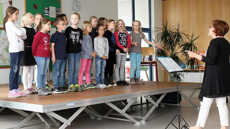 Die "Nachbarn" singen ein Geburtstagsst&auml;ndchen. Foto: Richard S&auml;nger