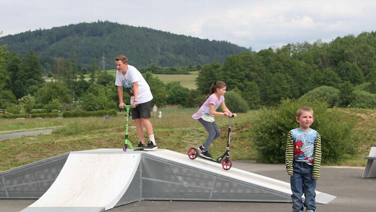 Die Kinder und Jugendlichen nahmen den Fun-Park gleich in Beschlag. Foto: Sonny Adam