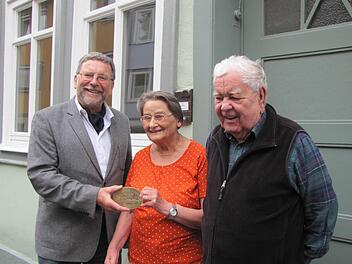 Hans-Heinrich Eidt von der "Gemeinschaft Stadtbild Coburg" überreicht Ernst Albert Hellmich und Renate Hellmich die Medaille. Foto: Martin Koch