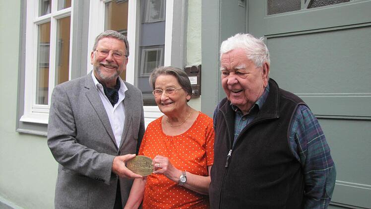 Hans-Heinrich Eidt von der "Gemeinschaft Stadtbild Coburg" überreicht Ernst Albert Hellmich und Renate Hellmich die Medaille. Foto: Martin Koch