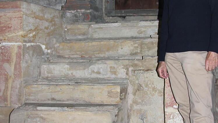 Hansfried Nickel an seinem Lieblingsplatz im "Lernort Synagoge": Vor dem Thora-Schrein.  Foto: Ralf Kestel