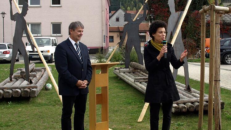 Ohne ihr Okay lief (fast) nichts: Baurätin Isabel Strehle von der Regierung von Oberfranken war sichtlich zufrieden mit der Bauausführung. Links Bürgermeister Gerhard Wunder. Foto: Susanne Deuerling