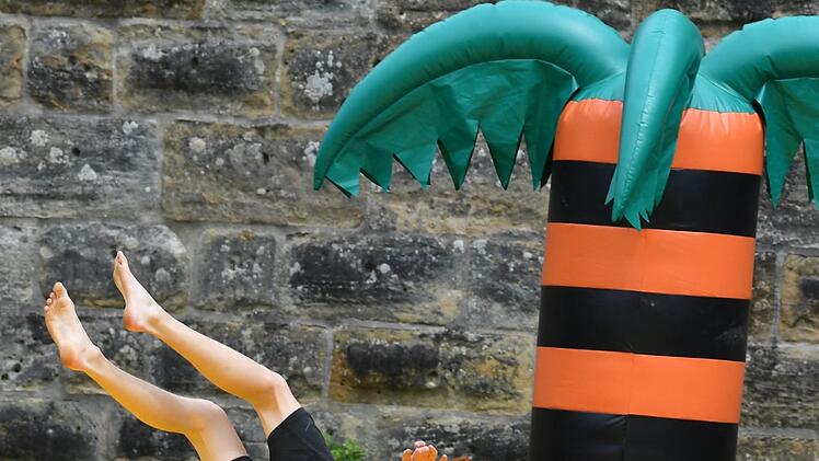 Tausende Sprünge und Landungen gelangen seit Pfingsten beim Forcheimer Hüpfburg-Festival.  Foto: Ronald Rinklef