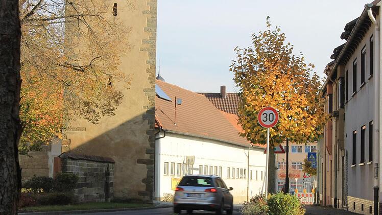 Das Tempo-30-Schild steht in Bad Rodach momentan noch am Kupferturm in der Hildburghäuser Straße. Bald soll es noch weiter in Richtung Hildburghausen versetzt werden. Foto: Dominic Buckreus