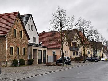 Bürgermeister Holger Baunacher möchte, dass sich der Gemeinderat Wonfurt Gedanken über das Leerstandsmanagement und die Innenentwicklung der Ortskerne macht. Unser Bild entstand in der Wonfurter Ortsdurchfahrt (die Straße führt in Richtung Haßfurt). Ulrike Langer