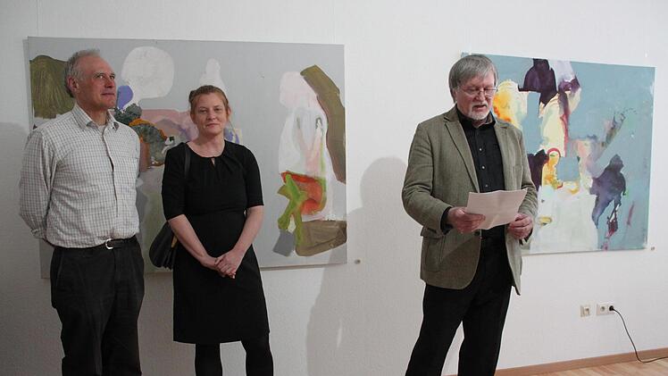 Als Vertreterin des abstrakten Surrealismus bezeichnete der Vorsitzende des Kronacher Kunstvereins, Karol J. Hurec (rechts), die Kronacher Malerin Lisa Stöhr. Mit im Bild der Bamberger Bildhauer Adelbert Heil, der seit Februar in der Galerie ausstellt.Stephan Stöckel