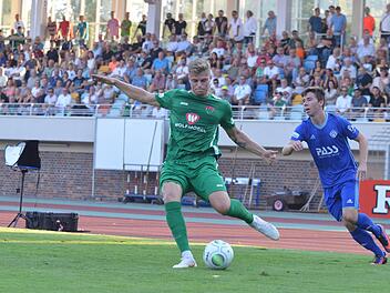 Erzielte unter Mithilfe von Simon Schmidt das goldene Tor: Florian Pieper (links), der in dieser Situation dem Aschaffenburger Philipp Beinenz keine Chance l&auml;sst. Marion Wetterich