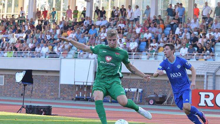Erzielte unter Mithilfe von Simon Schmidt das goldene Tor: Florian Pieper (links), der in dieser Situation dem Aschaffenburger Philipp Beinenz keine Chance l&auml;sst. Marion Wetterich