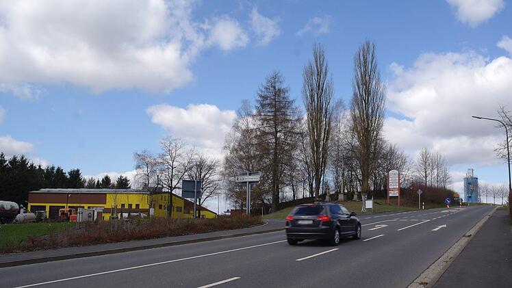 Für ein Grundstück gegenüber des Gewerbegebiets "Fuldaer Kreuz" gab es eine Voranfrage, die vom Gemeinderat trotz Auflage, dass der Bebauungsplan im Gewerbegebiet nicht geändert würde, einstimmig abgelehnt wurde. Die Räte befürchteten spätere Klagen wegen Lärm- und Emissionsschutz. Foto: Stephanie Elm