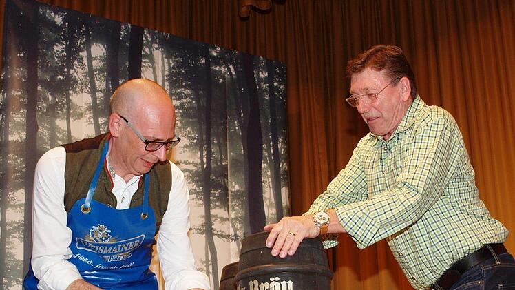 Landrat Christian Meißner (links) eröffnete mit dem Bieranstich das Starkbierfest des CSU-Ortsverbandes Reundorf.