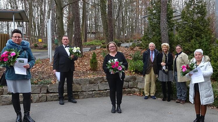 Ehrungen in der Deegenbergklinik in Bad Kissingen (von links): Julia Waschenko, Udo Komenda, Patricia Trompeter, Prof. Dr. Dr. med. Peter Deeg, Jadwiga Deeg, Dorothea Deeg und Laurinda Figueiredo Pereira.  Margarete Unsleber