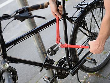 Fahrraddiebstahl in Erlangen: Flucht endet schmerzhaft in Verkehrsspiegel
