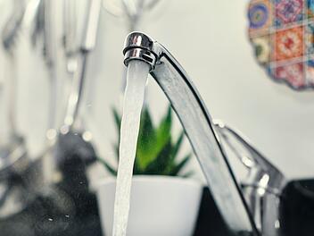 Wasserprobe im Labor, Trinkwasser, Leitungswasser, Abkochgebot, Abkochanweisung