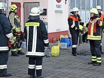 Praktische Ausbildung mit Schaum als Löschmittel.