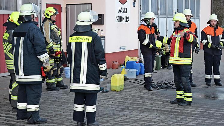 Praktische Ausbildung mit Schaum als Löschmittel.