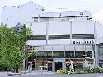 Die Hauptstelle der Sparkasse in Lichtenfels, Kronacher Straße. Die Sanierungsarbeiten mit Austausch der Fenster in mehreren Bauabschnitten, vor allem zur Energieeinsparung, sollen heuer abgeschlossen werden. Foto: Ramona Popp