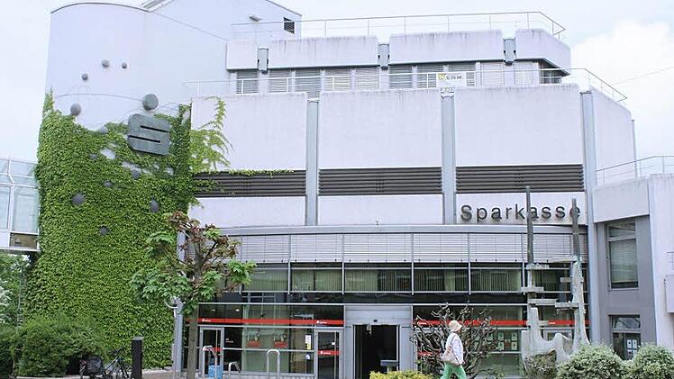 Die Hauptstelle der Sparkasse in Lichtenfels, Kronacher Straße. Die Sanierungsarbeiten mit Austausch der Fenster in mehreren Bauabschnitten, vor allem zur Energieeinsparung, sollen heuer abgeschlossen werden. Foto: Ramona Popp