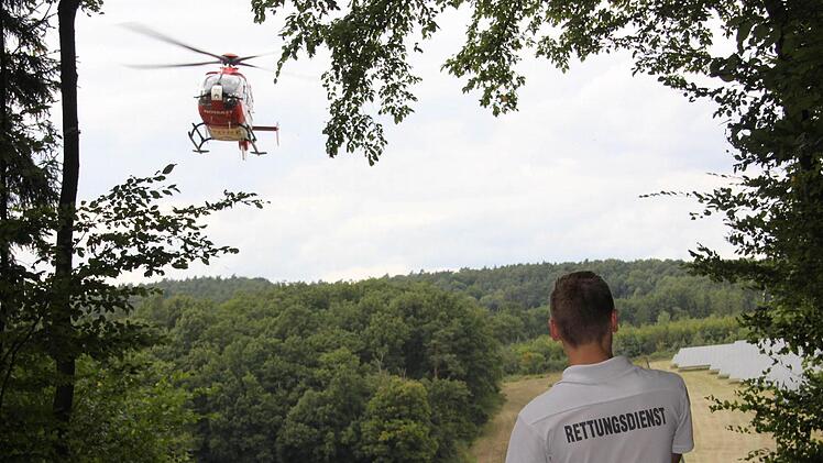 Unterhalb des Losbergsgreuther Solarfeldes landete der Hubschrauber.