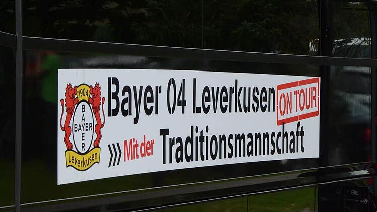 Standesgemäß vorgefahren: der Leverkusener Bus.