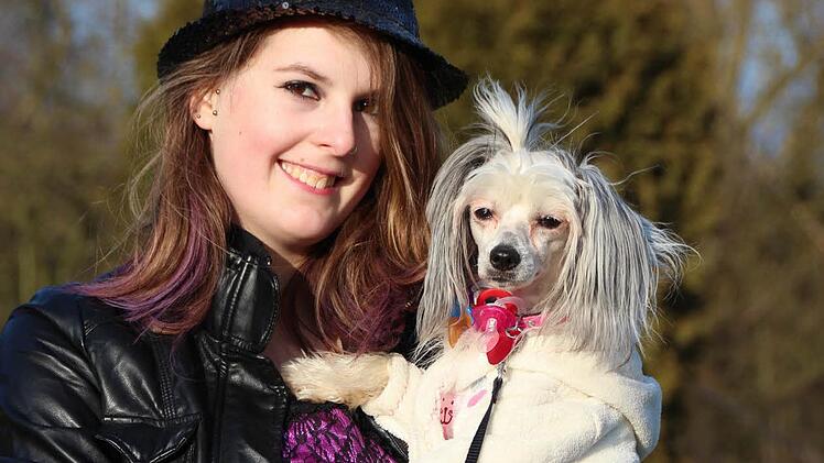 Zwei- und Vierbeiner haben jetzt in Hausen gemeinsam Fasching gefeiert. Den Hunden schien es Spaß bereitet zu haben. Fotos: Friedrich