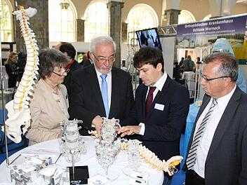 Oberarzt Marco Amann (rechts) vom Orthopädischen Bezirkskrankenhaus Schloss Werneck erläutert Eva Maria Roer, Vorsitzende des Fördervereins Gesundheitszentrum Bad Kissingen, Regierungspräsident Paul Beinhofer und den stellvertretenden Landrat Emil Müller an Modellen neue Ansätze in der operativen Schmerztherapie. Foto: Ralf Ruppert