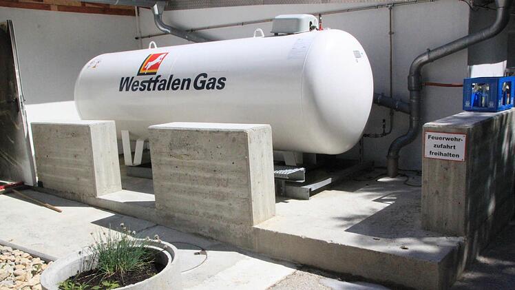 Die Feuerwehr konnte verhindern, dass die Flammen auf diesen Gastank übergreifen Foto: Matthias Einwag