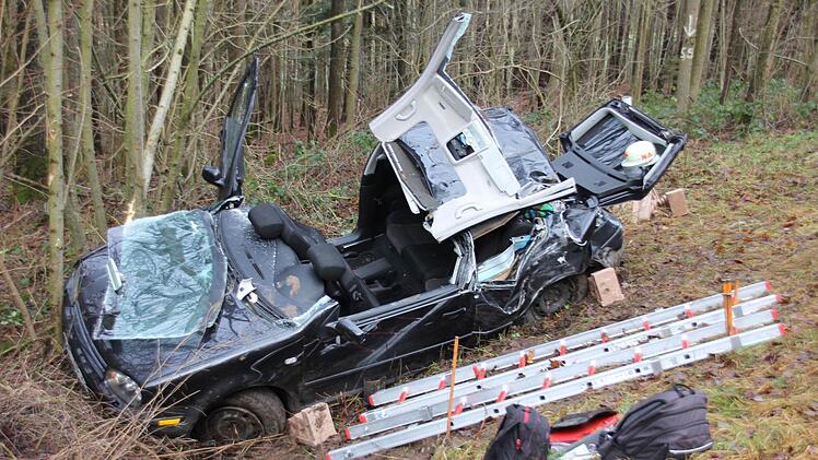 Aus diesem Wrack wurde ein eingeklemmter Insassen herausgeholt. Foto: Ralf Kestel
