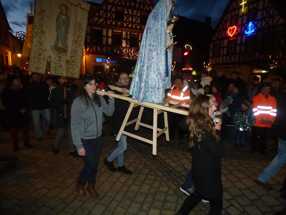 Besucherrekord bei Lichterprozession Pottenstein
