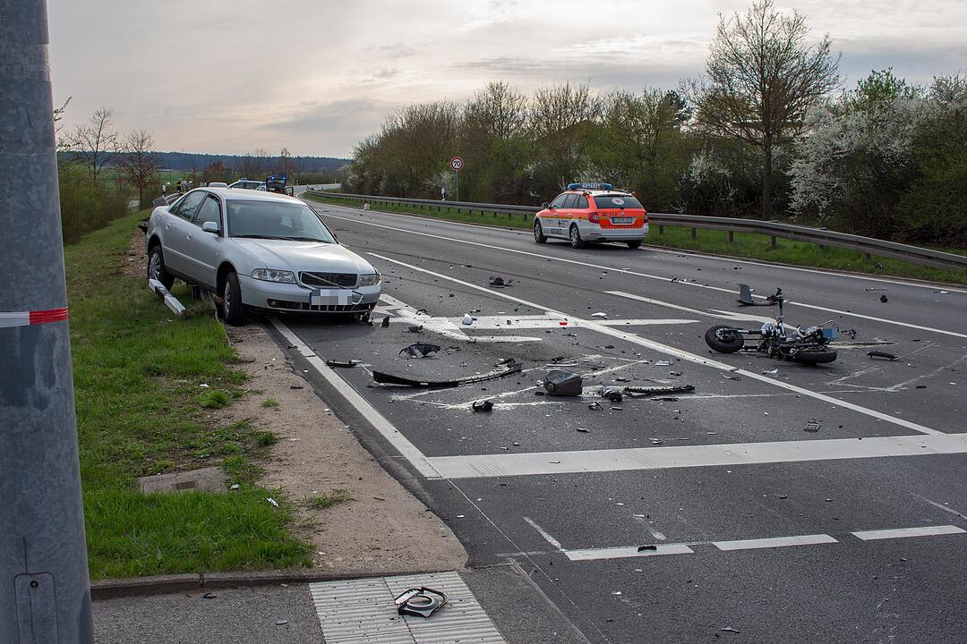Tödlicher Unfall bei Zirndorf: Motorradfahrer stirbt nach Kollision mit Polizeiauto