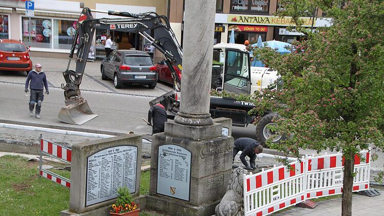 Die Bauarbeiten zur Verlegung der Bushaltestelle ans Kriegerdenkmal sind inzwischen fast abgeschlossen. Foto: Ulrike Müller