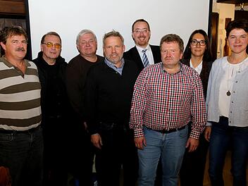 Der Bürgermeisterkandidat mit seinem Team der ersten Reihe (v. l.): Heinz Erlwein, Georg Hötzelein, Matthias Kügel, Edwin Rank, Martin Walz (Wahlleiter), Reinhard Spörl (Sprecher des Bürgerblocks), Irina Adelmann und Sandra Schmitt Foto: Franz Galster