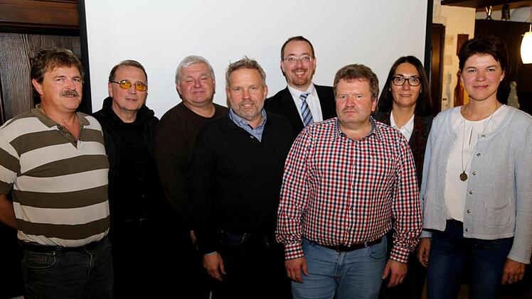 Der Bürgermeisterkandidat mit seinem Team der ersten Reihe (v. l.): Heinz Erlwein, Georg Hötzelein, Matthias Kügel, Edwin Rank, Martin Walz (Wahlleiter), Reinhard Spörl (Sprecher des Bürgerblocks), Irina Adelmann und Sandra Schmitt Foto: Franz Galster