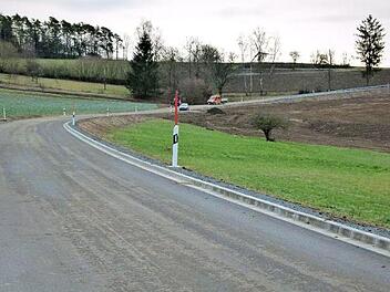 Am Dienstag wird die ausgebaute Gemeindeverbindungsstraße Zettmeisel-Altenreuth wieder für den Verkehr freigegeben.  Foto: Werner Reißaus
