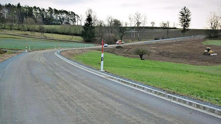 Am Dienstag wird die ausgebaute Gemeindeverbindungsstraße Zettmeisel-Altenreuth wieder für den Verkehr freigegeben.  Foto: Werner Reißaus