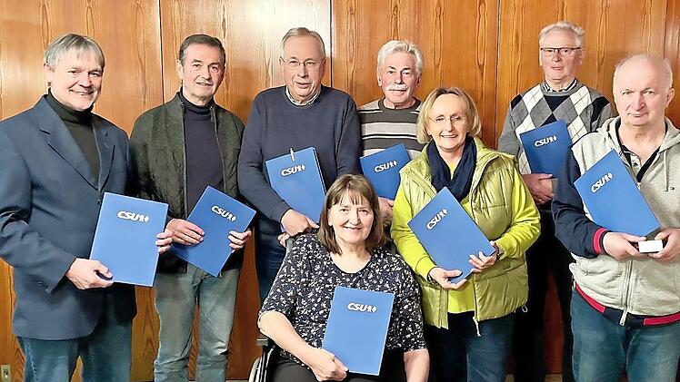 Die Geehrten der CSU Steinwiesen (von links) Gerhard Wunder, Hans Kuhnlein, Peter Wahlich, Christa Ring, Alfons Kuhnlein, Marita Kuhnlein, Bruno Beierlorzer und Friedbert Ring.