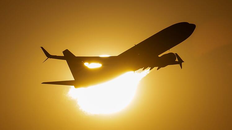 Flugzeug vor der Sonne