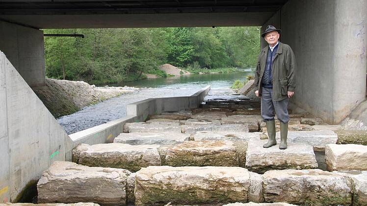 Albert Schütze bezeichnet die Fischtreppe am Ochsenklavier als eine "Musterlösung für den Forchheimer Fischwanderweg". Foto: Roepert