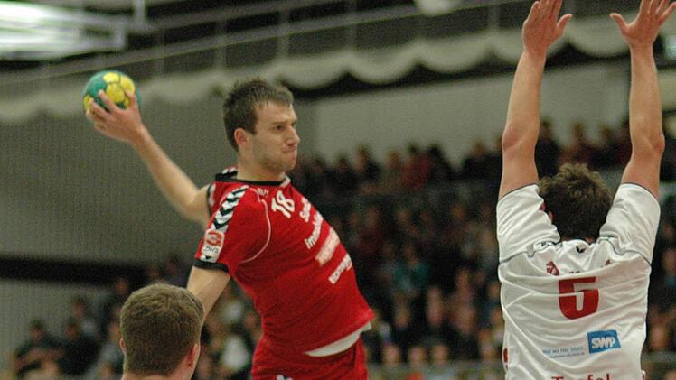 Mit Volldampf auf das Pforzheimer Gehäuse: Goran Djuricin gelingen sechs Tore für den HSC. Foto: gufi