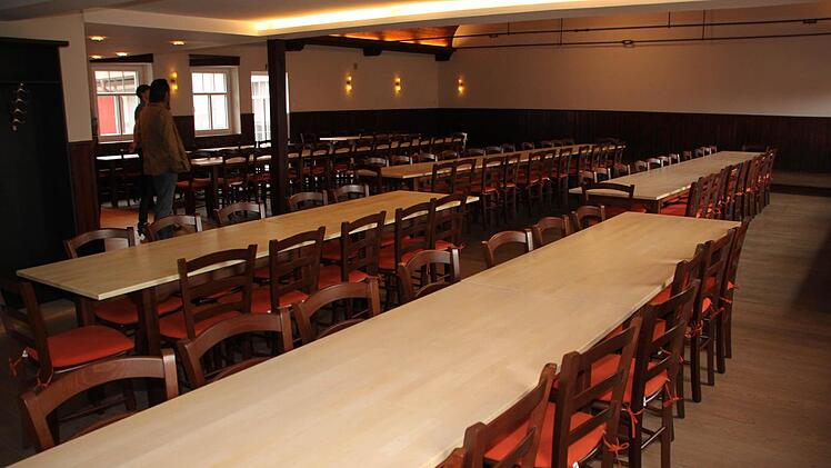 Blick zur Bühne: In diesem Saal finden bis zu 160 Personen Platz - etwa beim "Böhmischen Abend", der hier bereits stattfand.