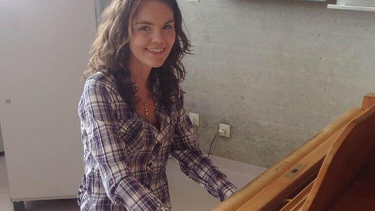 Juliane Wunder greift in die Tasten