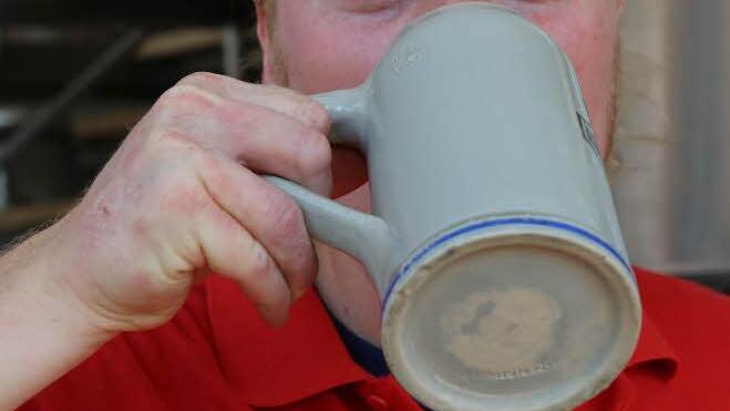 Dann nimmt Braumeister Robert Smith selbst noch einen Schluck. Foto: Barbara Herbst