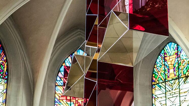 "Die goldene Himmelsleiter" von Ludger Linse schwebt im Chorraum der Coburger Heilig-Kreuz-Kirche. Foto: Jochen Berger