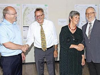 In den Ruhestand verabschiedet wurden Bärbel Bürner, Lehrerin an der Berufsfachschule für Altenpflege des BBZ (2. von rechts) und ihr Kollege Lothar Herbst (2. von links) von Schulleiter Harry Koch (rechts). Links auf dem Bild Manfred Steigerwald, Geschäftsführer der Caritas Schulen gGmbH, der sich ebenfalls verabschiedete.  Foto: Dieter Britz