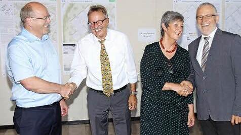 In den Ruhestand verabschiedet wurden Bärbel Bürner, Lehrerin an der Berufsfachschule für Altenpflege des BBZ (2. von rechts) und ihr Kollege Lothar Herbst (2. von links) von Schulleiter Harry Koch (rechts). Links auf dem Bild Manfred Steigerwald, Geschäftsführer der Caritas Schulen gGmbH, der sich ebenfalls verabschiedete.  Foto: Dieter Britz