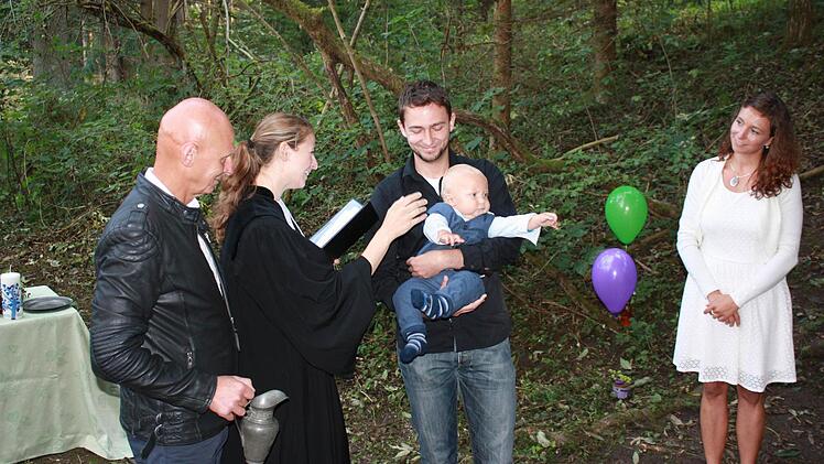 Beste Stimmung herrscht bei (von rechts) Mama Simone, Patenonkel Andy, dem kleinen Elljot, Vikarin Johanna Thein und Papa Frank. Foto: Henning Schuster