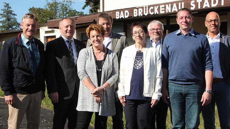 Zeitlofser Bürgermeister Wilhelm Friedrich (v. l.), Landrat Thomas Bold, Bad Brückenauer Bürgermeisterin Brigitte Meyerdierks, Riedenberger Bürgermeister Roland Römmelt, Brigitte Meißner, Rhönallianz-Manager Uwe Schmidt, Timo Meißner und Wildfleckens Bürgermeister Gerd Kleinhenz.