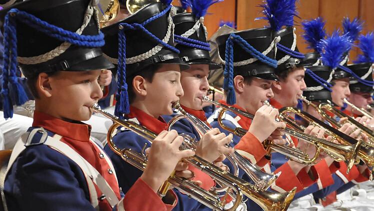 Sie sehen in ihren Uniform von 1812 nicht nur gut aus, sondern machen auch hervorragende Musik - die Jugendlichen des Jugendmusikkorps der Stadt Bad Kissingen. Foto: Peter Klopf