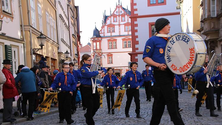 Mit der belgischen Stadt Oudenaarde pflegt Coburg seit nunmehr 45 Jahren eine lebendige Partnerschaft. Hier ist eine Musikgruppe zu Gast beim Gaudiwurm. Foto: Jochen Berger